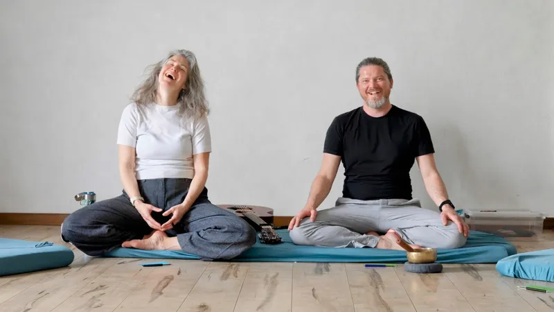 De begeleiders van de ademcirkel in Eindhoven tijdens een ontspannen moment